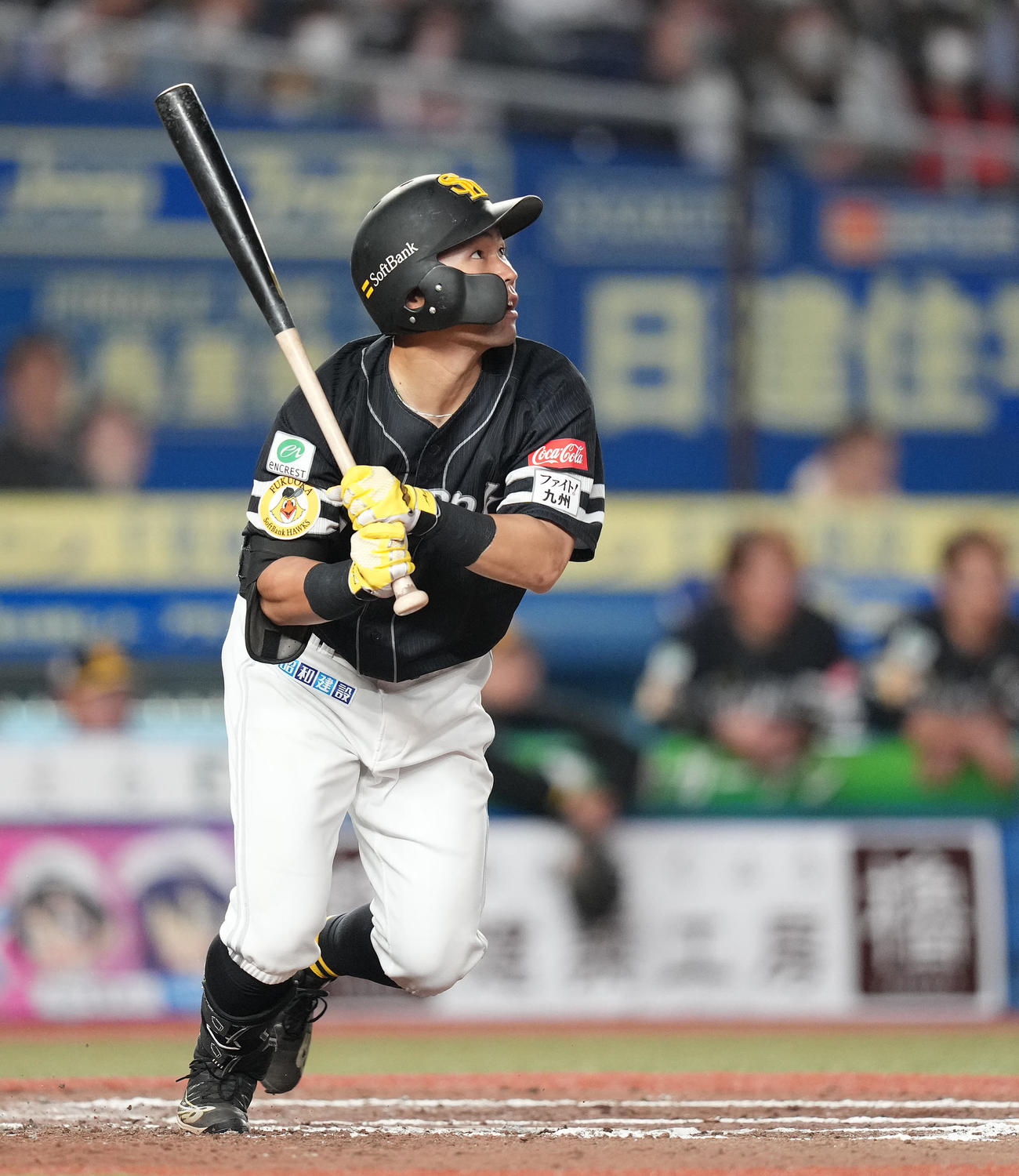 ロッテ対ソフトバンク　8回表ソフトバンク2死二塁、右前適時打を放つ中村晃（撮影・鈴木みどり）