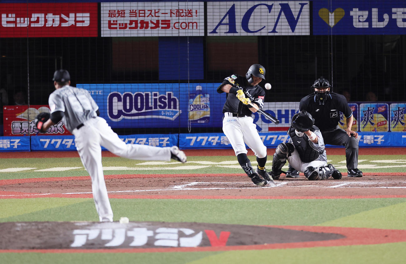 ロッテ対ソフトバンク　8回表ソフトバンク2死二塁、中村晃は右前適時打を放つ。投手ペルドモ（撮影・足立雅史）