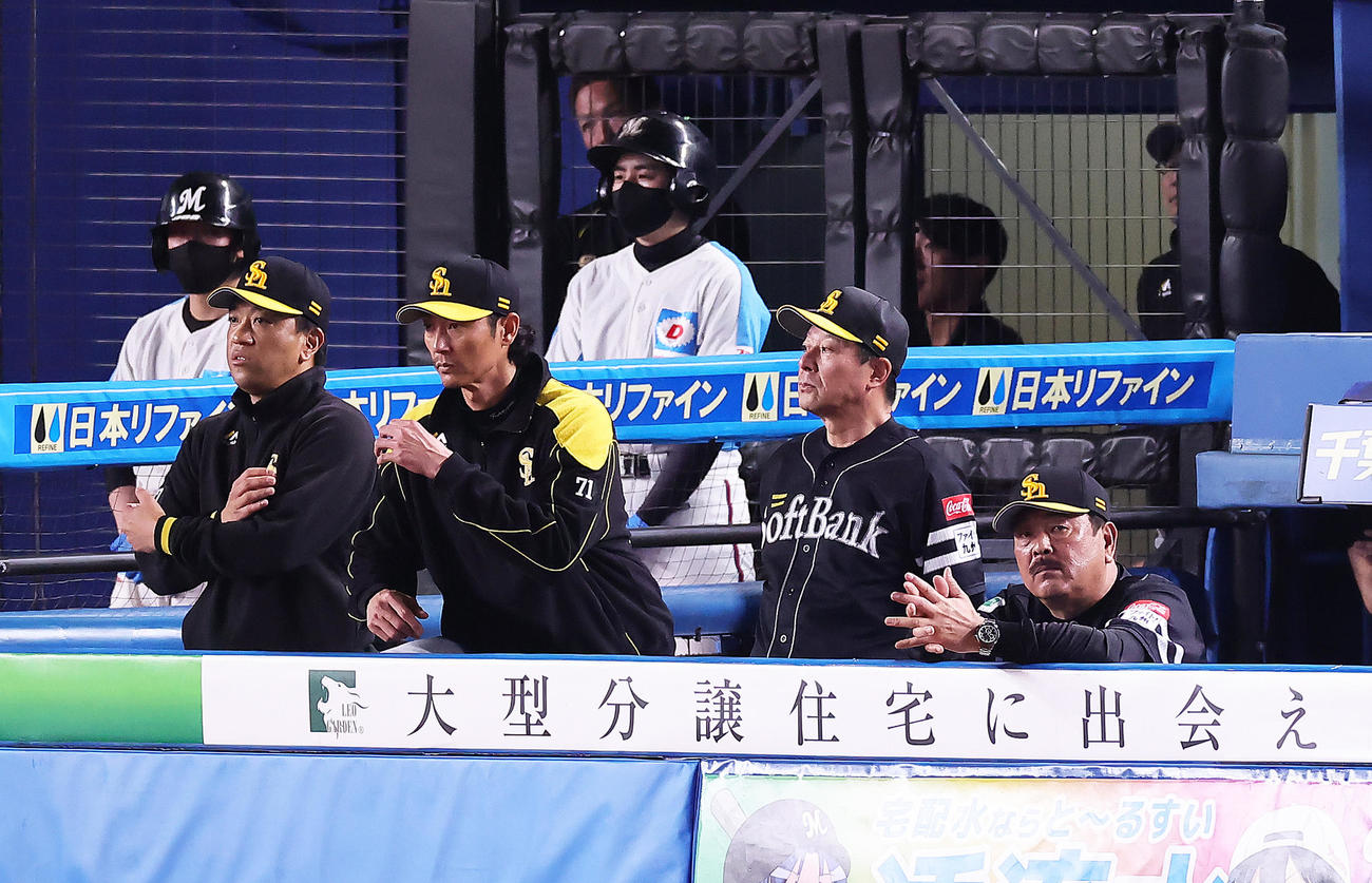 ロッテ対ソフトバンク　9回、ベンチで戦況を見つめるソフトバンク藤本監督（右端）（撮影・足立雅史）