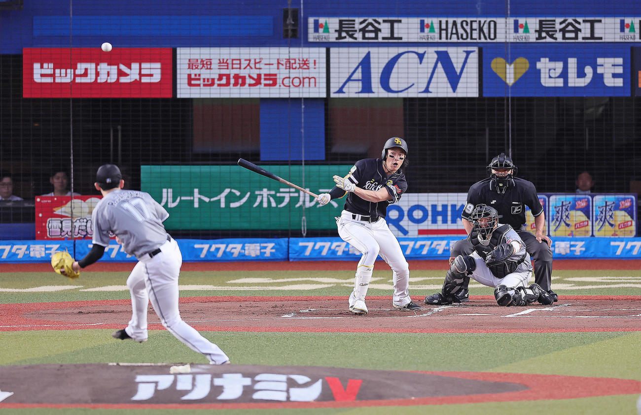 ロッテ対ソフトバンク　1回表ソフトバンク2死、柳田（左）は右前打を放つ。投手佐々木朗（撮影・足立雅史）