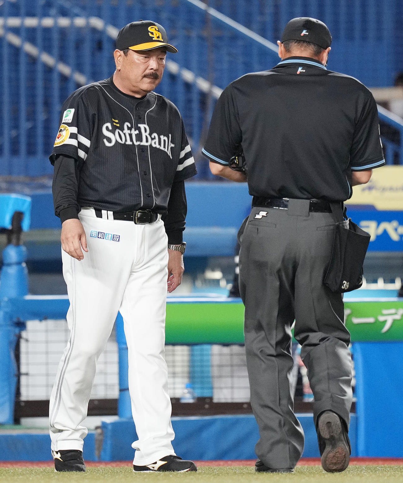 ロッテ対ソフトバンク　5回裏途中、先発武田の降板を告げるソフトバンク藤本監督（左）（撮影・鈴木みどり）