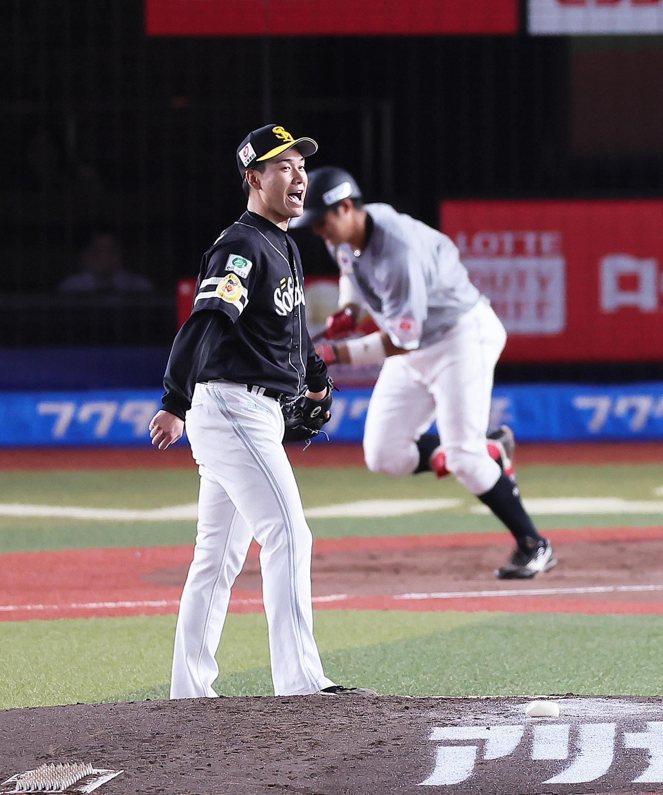 ロッテ対ソフトバンク　2回裏ロッテ2死一、三塁、佐藤都を遊飛に仕留め声を出す武田（撮影・足立雅史）