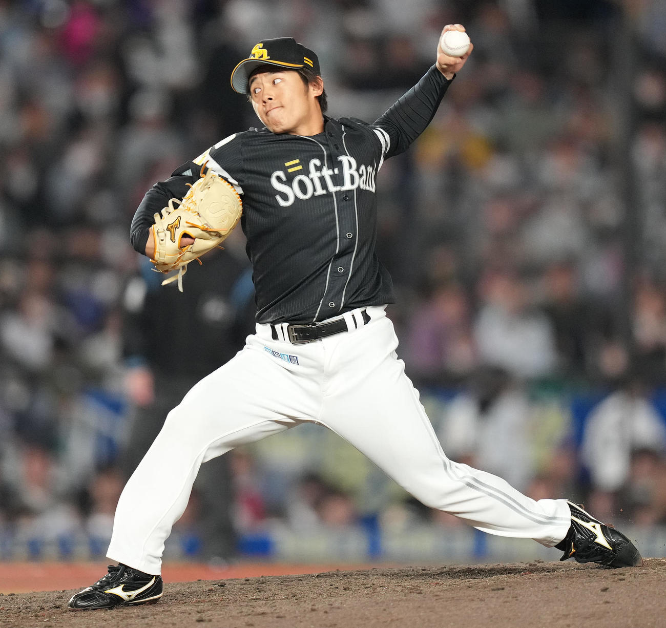 ロッテ対ソフトバンク　5回裏途中から2番手で登板したソフトバンク田浦（撮影・鈴木みどり）