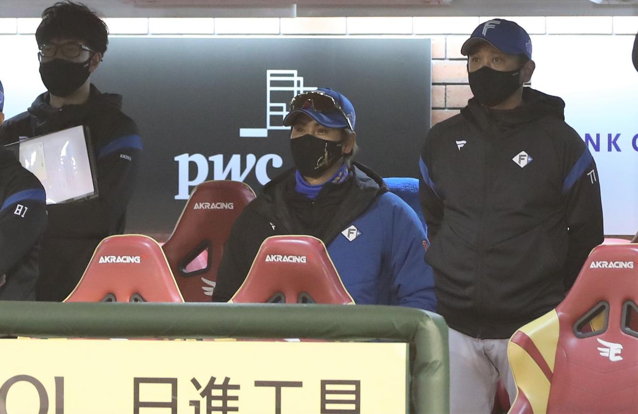 楽天対日本ハム　サヨナラ負けしベンチからグラウンドを見つめる新庄監督（中央）（撮影・黒川智章）