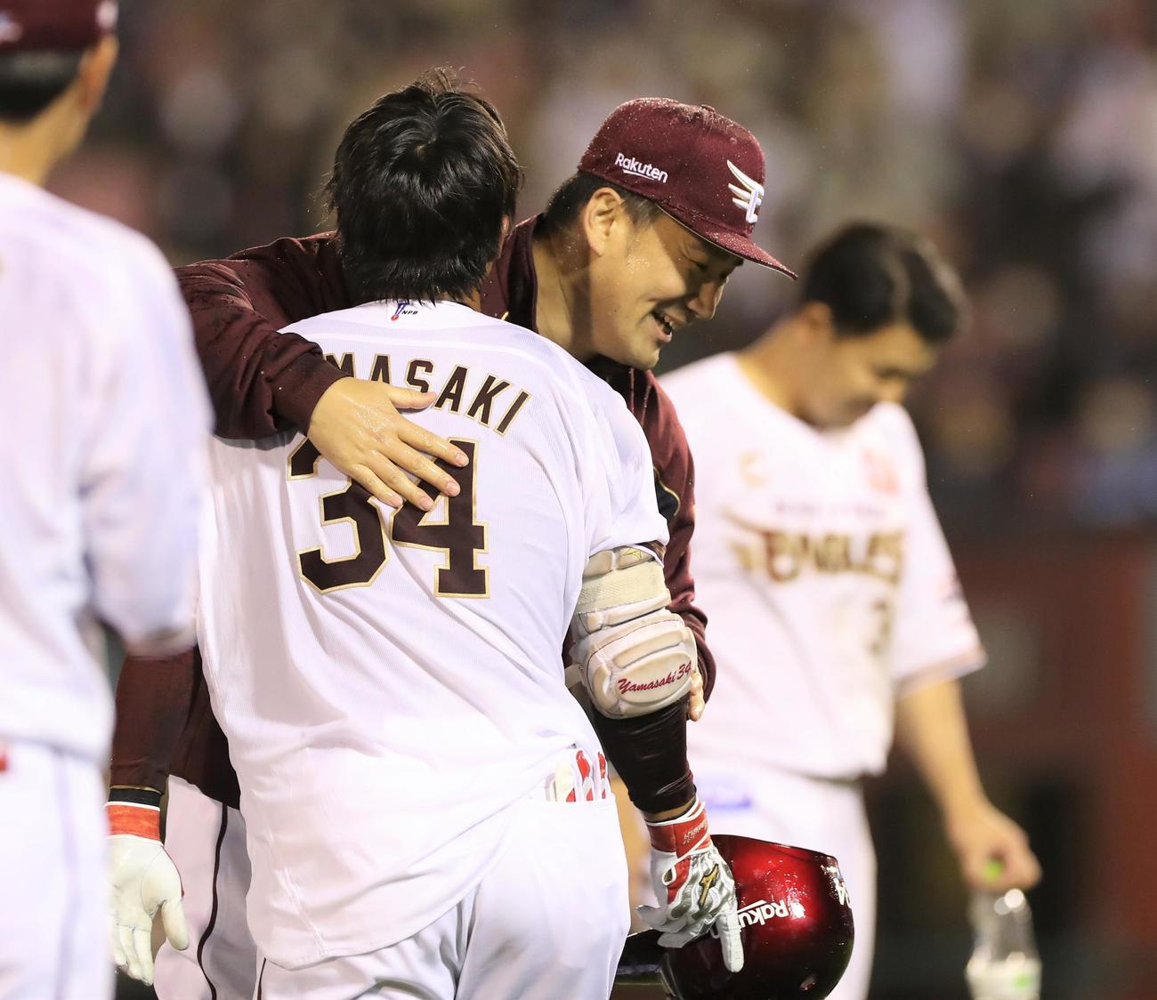 楽天対日本ハム　9回裏、サヨナラ打を放った山崎と抱き合う田中将（撮影・黒川智章）
