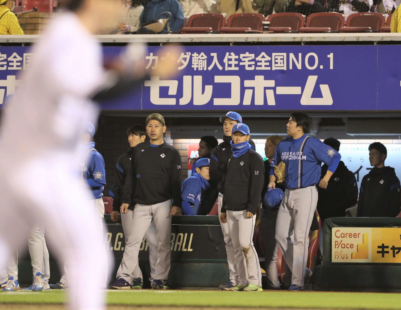 楽天対日本ハム　サヨナラ負けし肩を落とす日本ハムナイン。右端は田中正（撮影・黒川智章）