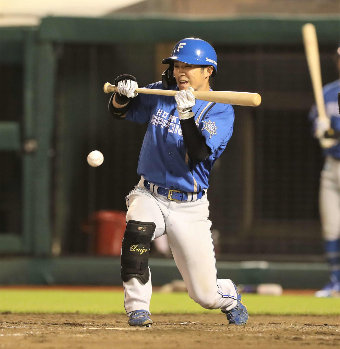 楽天対日本ハム　5回表日本ハム無死二塁、バントを決める上川畑（撮影・黒川智章）