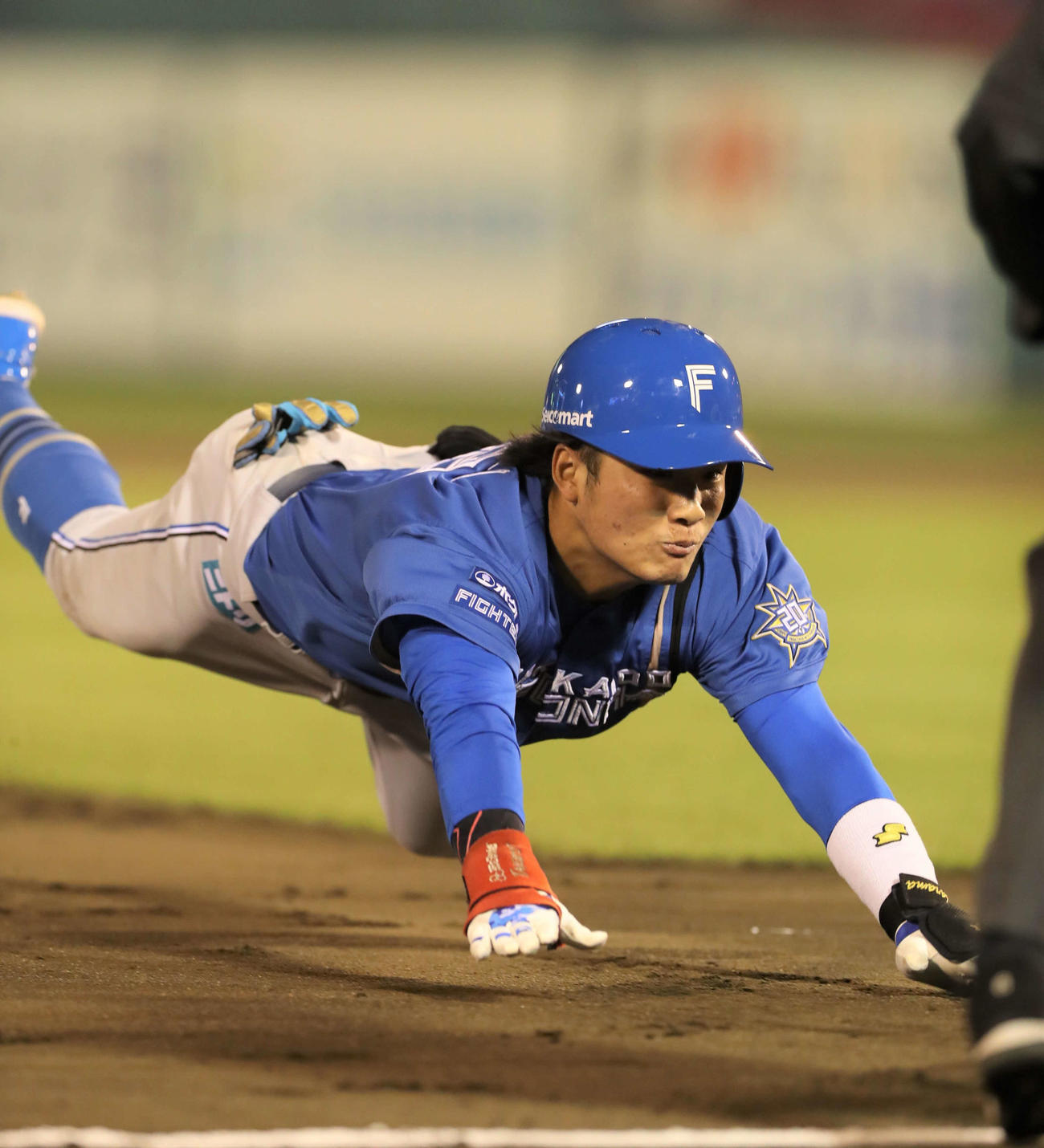 楽天対日本ハム　5回表日本ハム1死三塁、右中間に適時三塁打を放ちヘッドスライディングする奈良間（撮影・黒川智章）