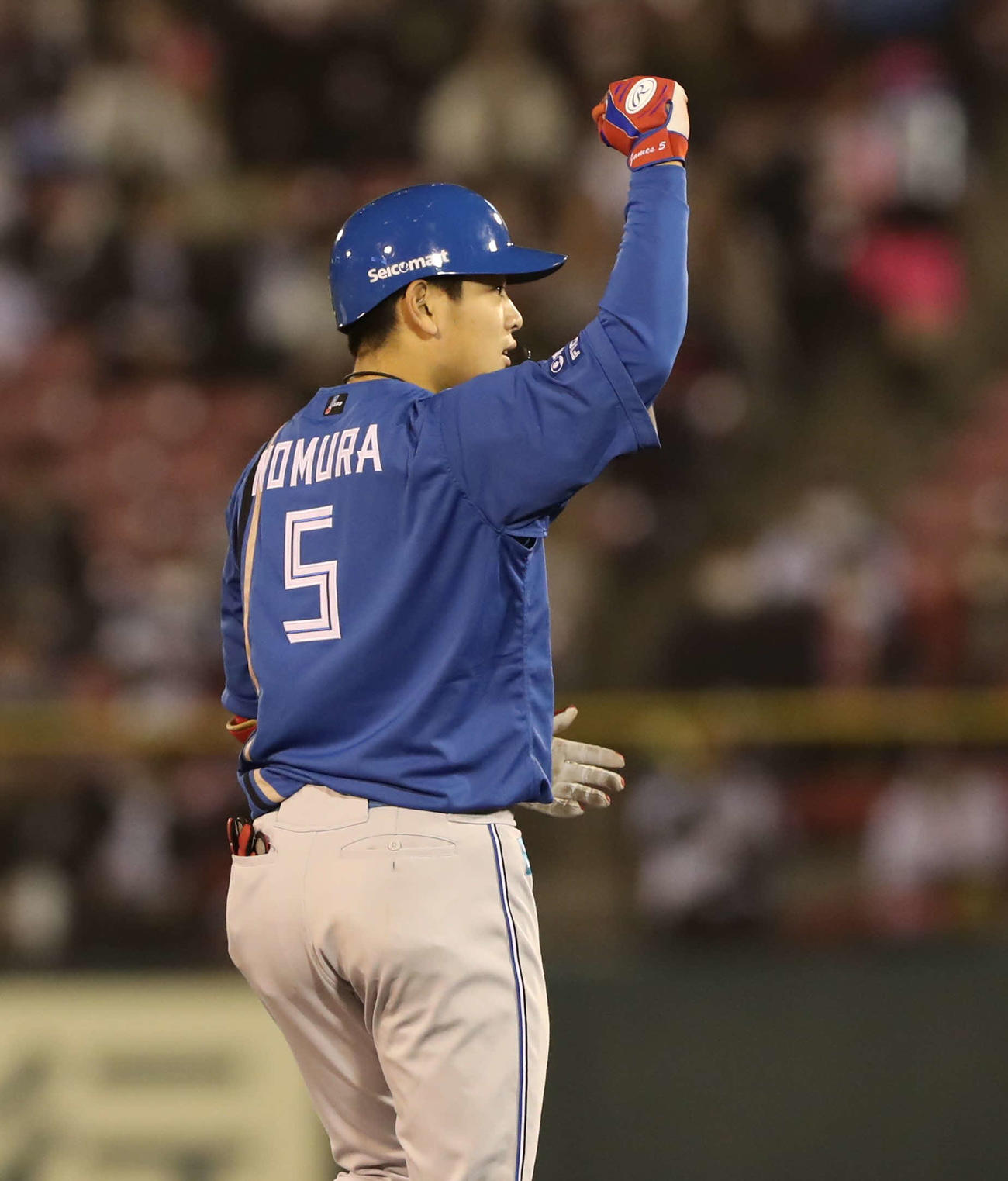 楽天対日本ハム　5回表日本ハム2死満塁、走者一掃の左越え二塁打を放ちガッツポーズの野村（撮影・黒川智章）