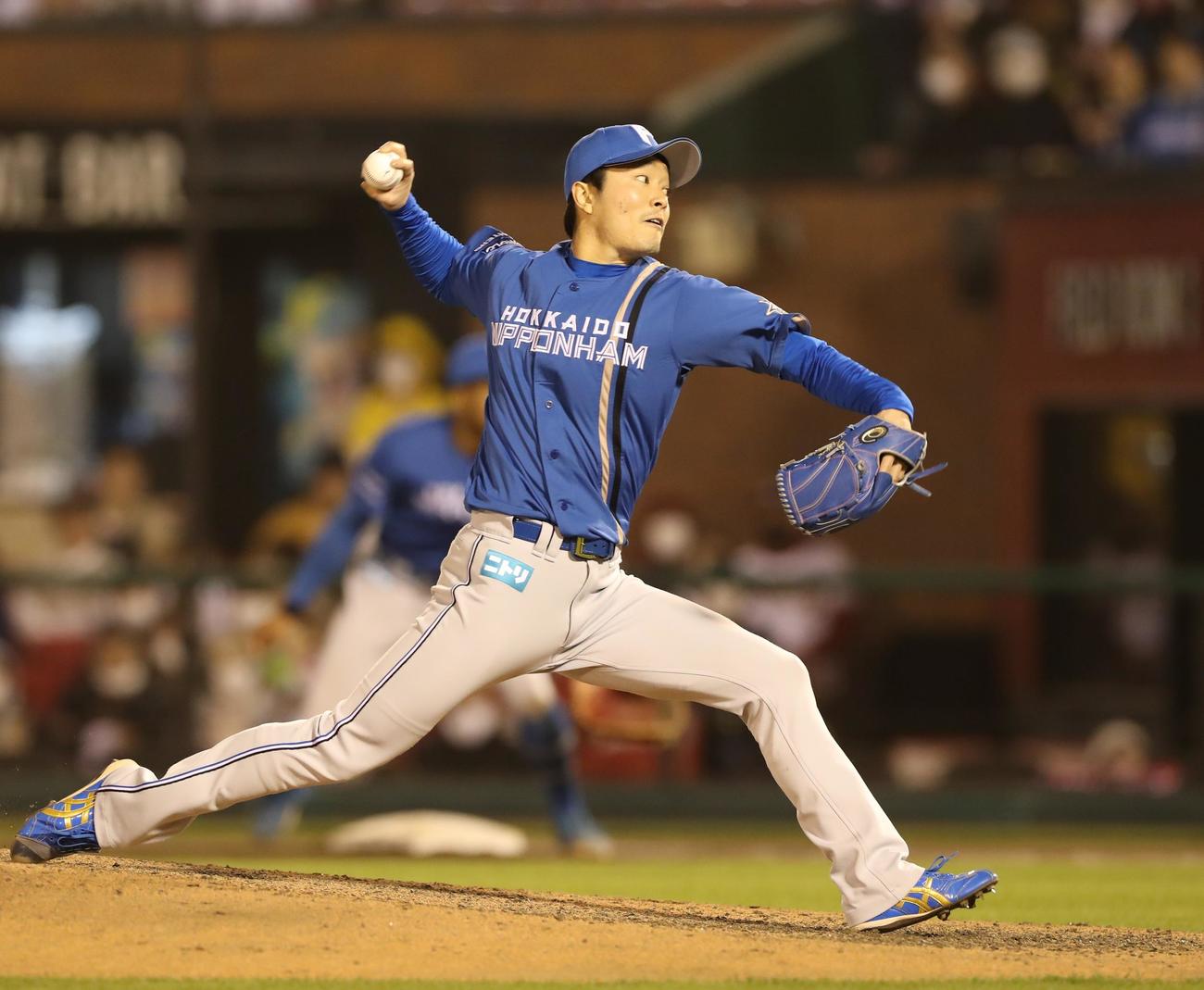 楽天対日本ハム　6回途中登板の玉井（撮影・黒川智章）
