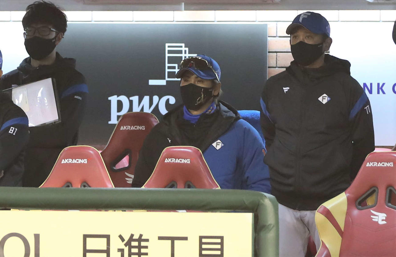 楽天対日本ハム　サヨナラ負けしベンチからグラウンドを見つめる新庄監督（中央）（撮影・黒川智章）
