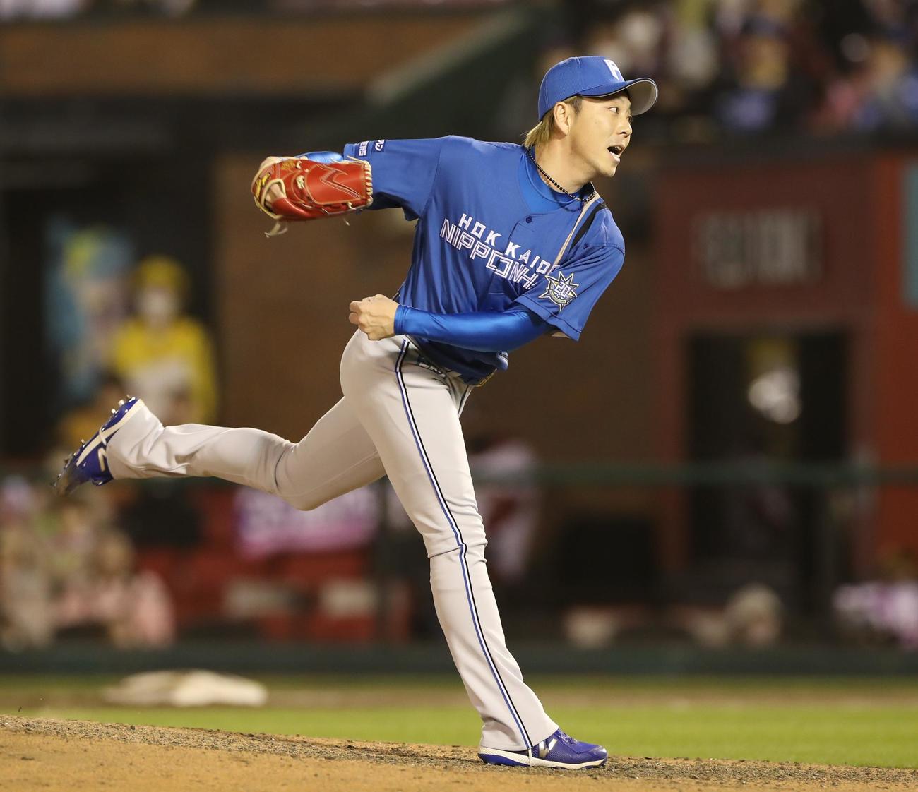 楽天対日本ハム　8回途中登板の宮西（撮影・黒川智章）