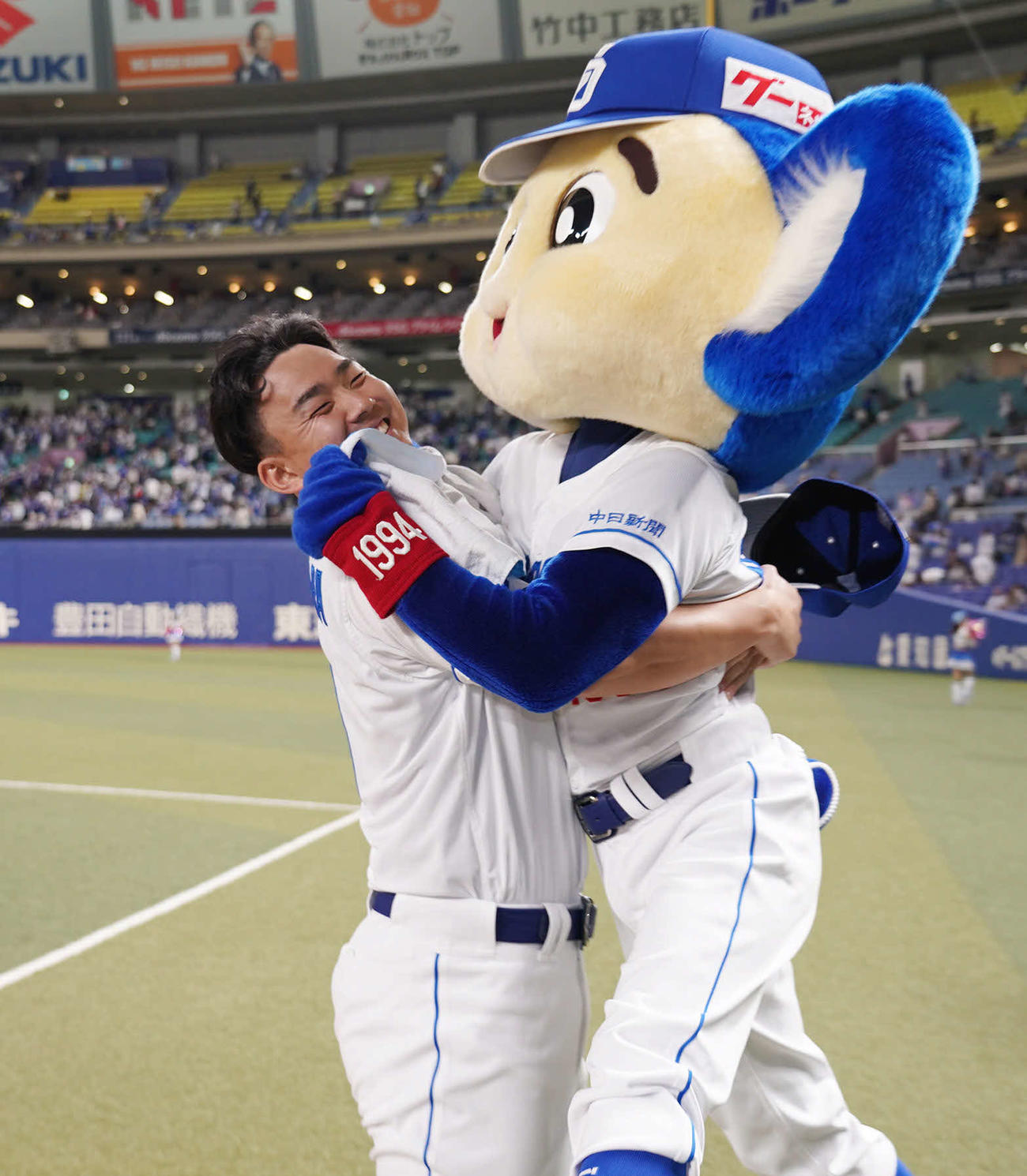 中日対阪神　ヒーローの小笠原はドアラを抱きかかえ上げる（撮影・森本幸一）