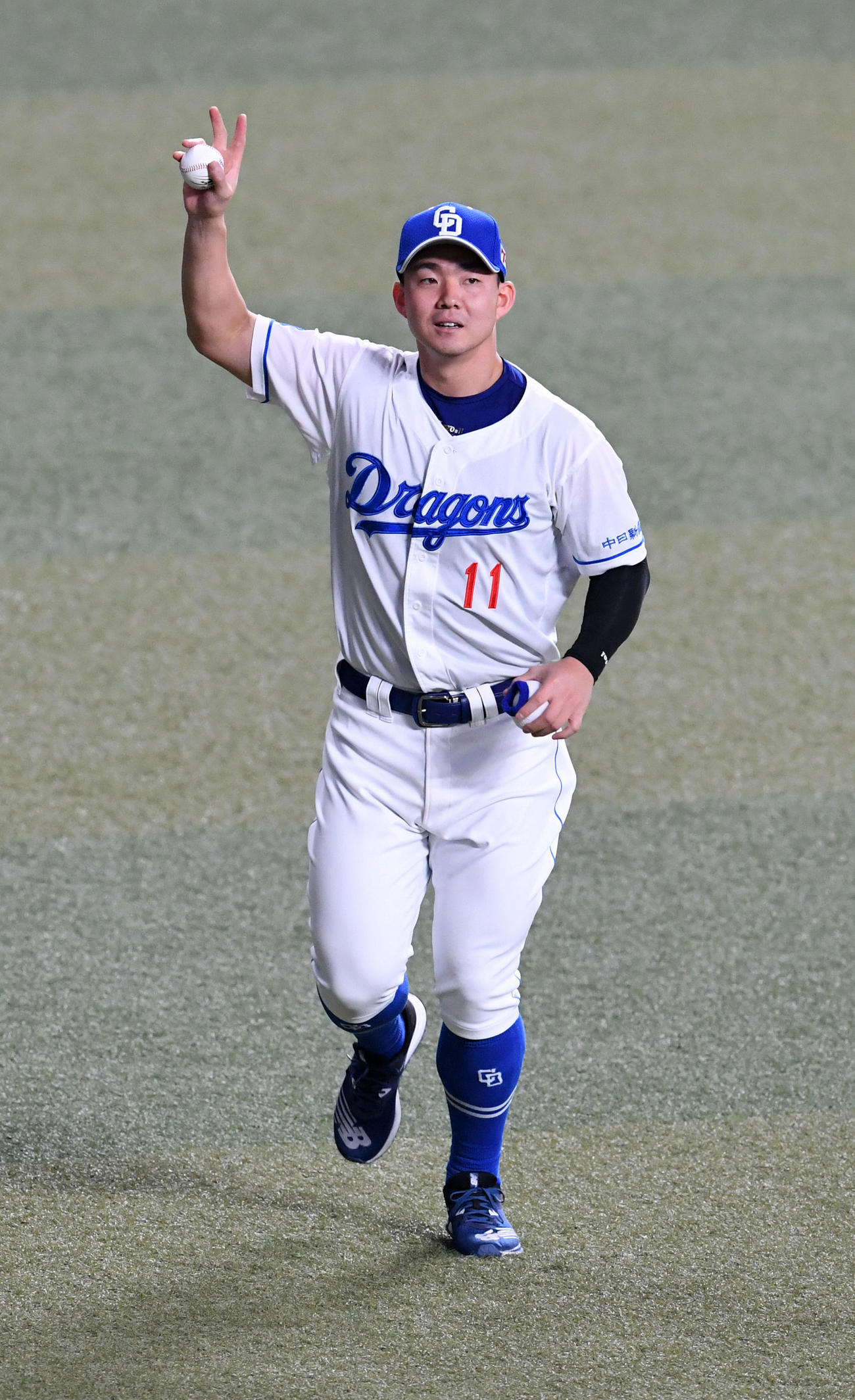 中日対阪神　ファンの声援の応える小笠原（撮影・前岡正明）