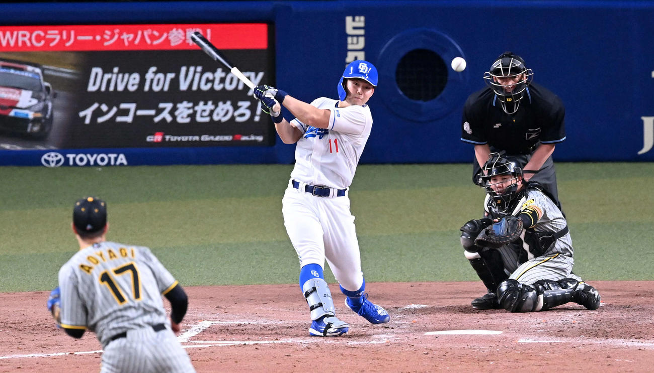 中日対阪神　3回裏中日2死一、二塁、小笠原は中前適時打を放つ。投手青柳（撮影・前岡正明）