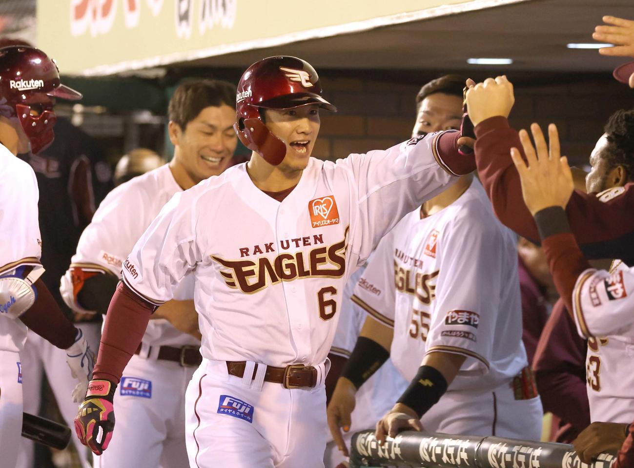 楽天対日本ハム　8回裏楽天無死、左越え本塁打を放ち出迎えられる西川（撮影・黒川智章）