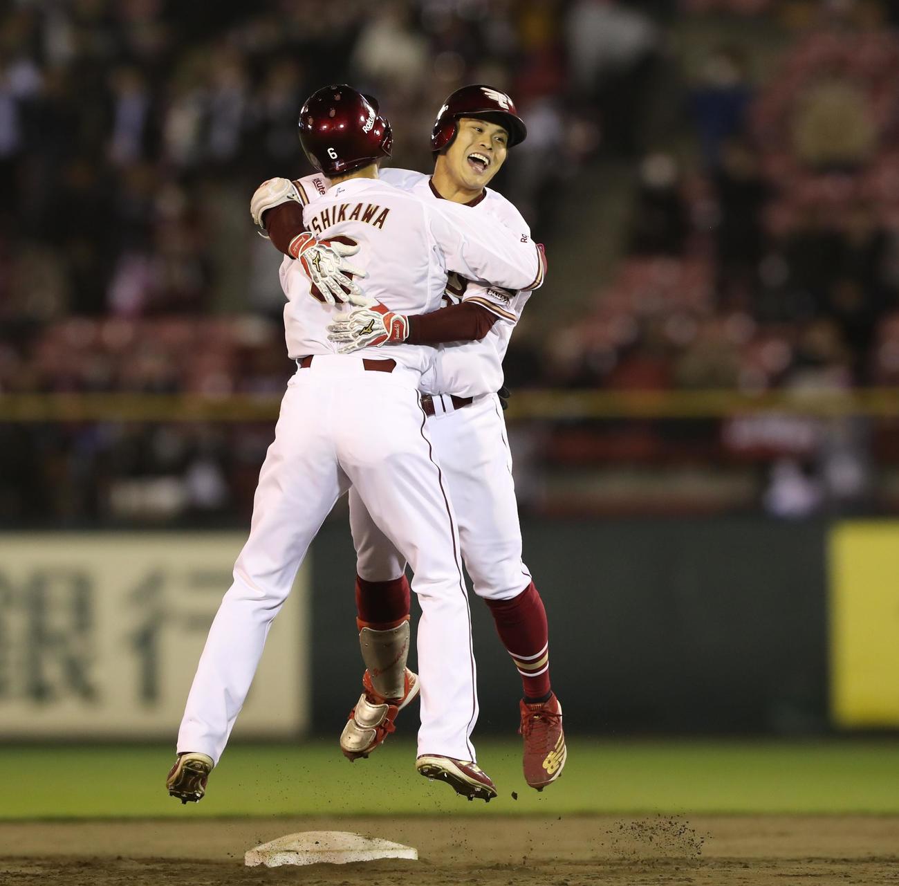 楽天対日本ハム　9回裏楽天無死満塁、サヨナラ打を放ち西川（左）と抱き合う山崎（撮影・黒川智章）