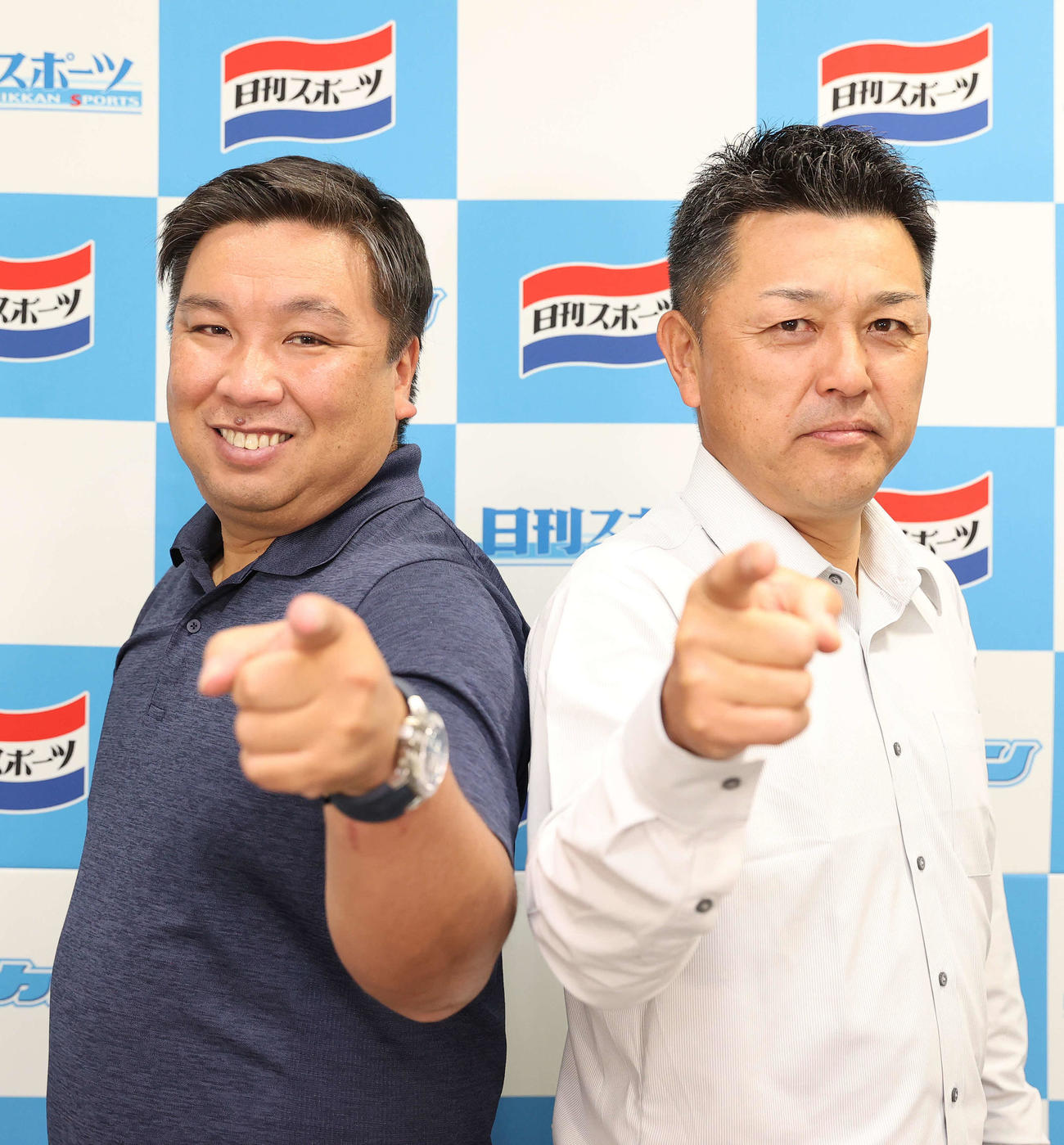 プロ野球順位予想対談を終え、自信ありげなポーズをとる日刊スポーツ評論家の里崎氏（左）と谷繁氏（撮影・河野匠）