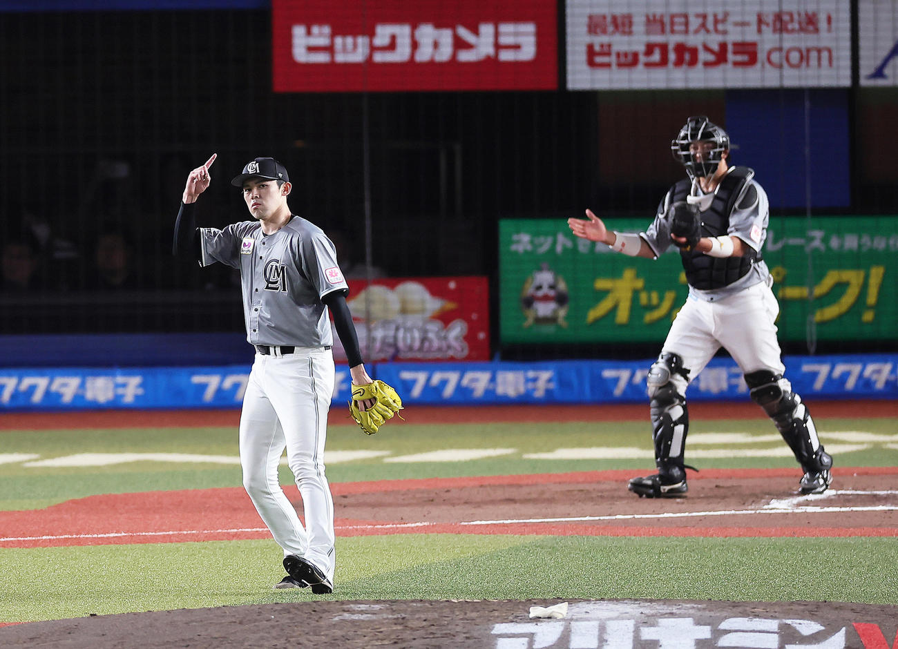 ロッテ対ソフトバンク　6回表ソフトバンク2死一塁、柳田を右飛に仕留めた佐々木朗（左）。捕手佐藤都（撮影・足立雅史）