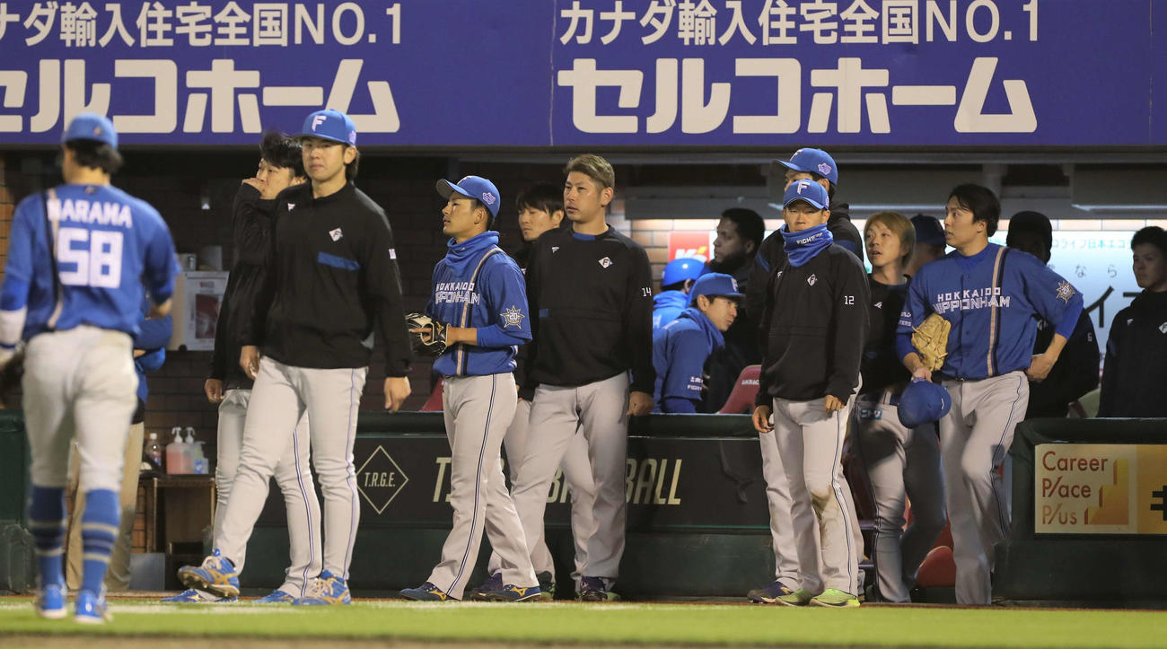 楽天対日本ハム　サヨナラ負けし肩を落とす日本ハムナイン。右端は田中正（撮影・黒川智章）