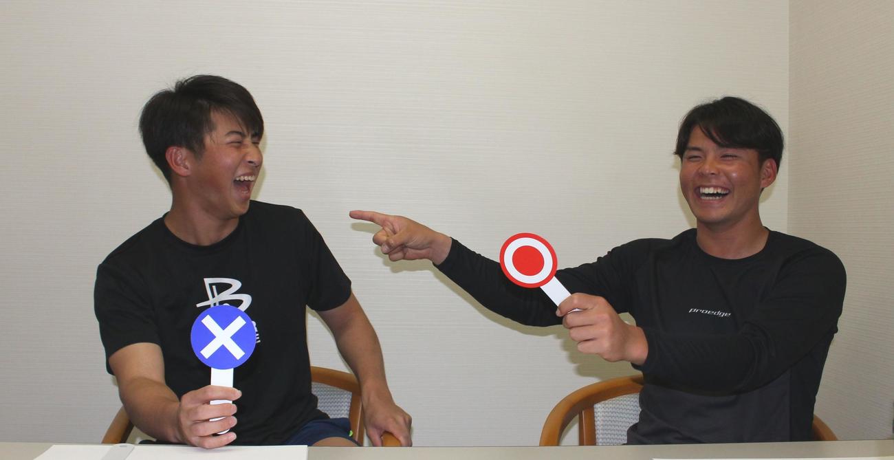 笑顔でお互いについて話す慶大・外丸（右）と前田（左）