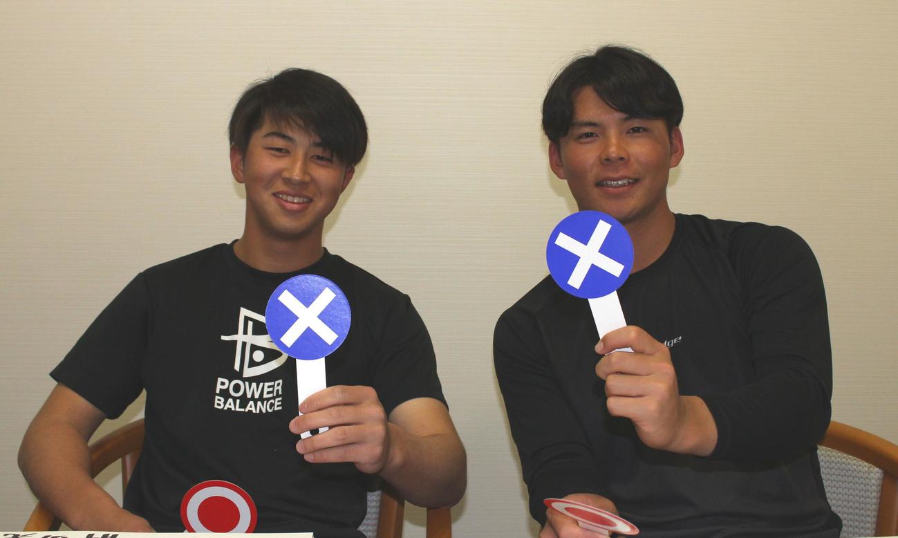 「お互いをライバル視していない」と×印を挙げる慶大・外丸（右）と前田（左）