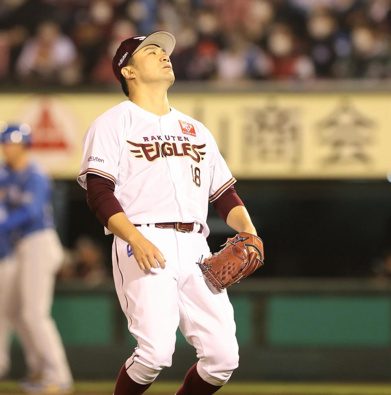 楽天対日本ハム　5回表日本ハム2死満塁、野村に走者一掃の二塁打を浴びのけぞる田中将（撮影・黒川智章）