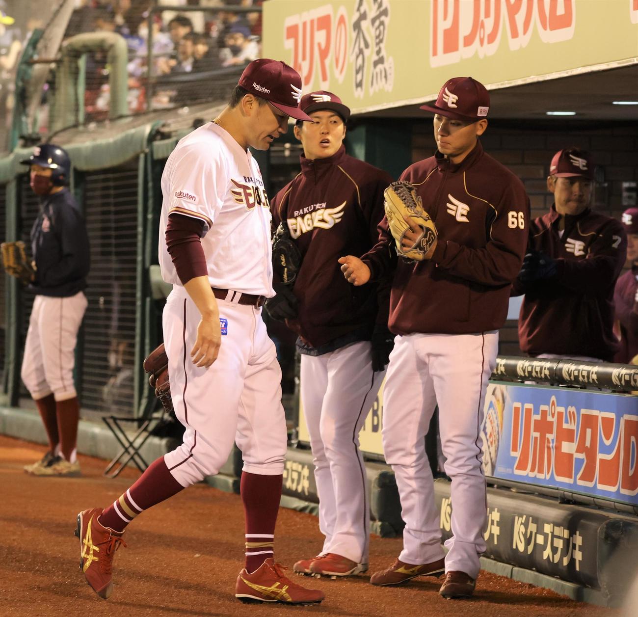 楽天対日本ハム　5回途中で降板する田中将（撮影・黒川智章）