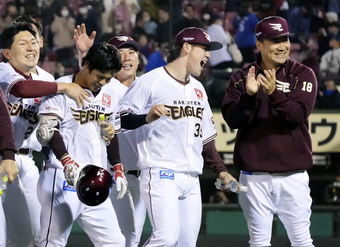 楽天対日本ハム　9回裏楽天無死満塁、サヨナラ打を放ち、田中将（右端）らと喜ぶ山崎（左から2人目）（共同）