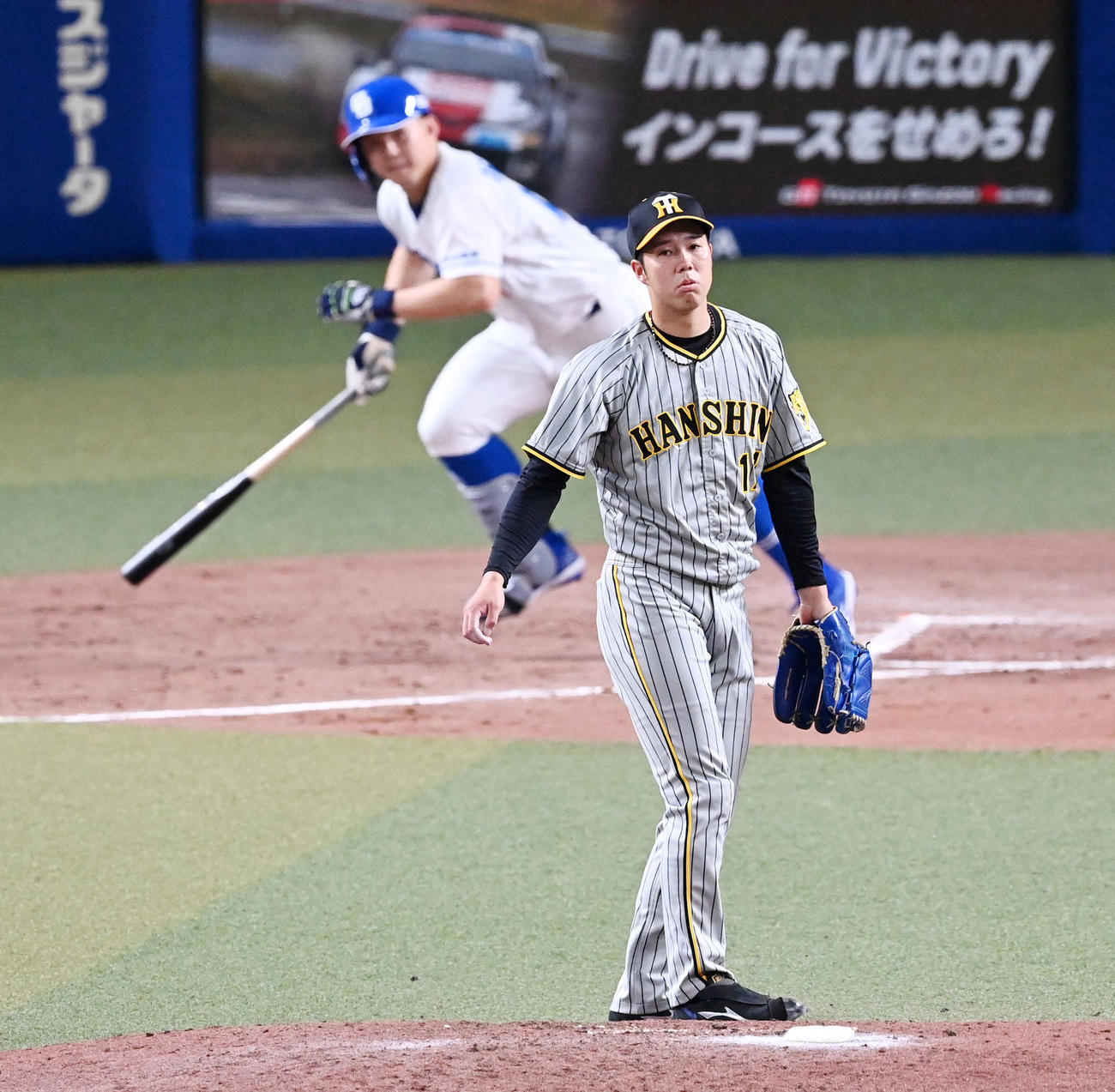 中日対阪神　3回裏中日2死一、二塁、青柳は小笠原に中前適時打を浴びる（撮影・前岡正明）