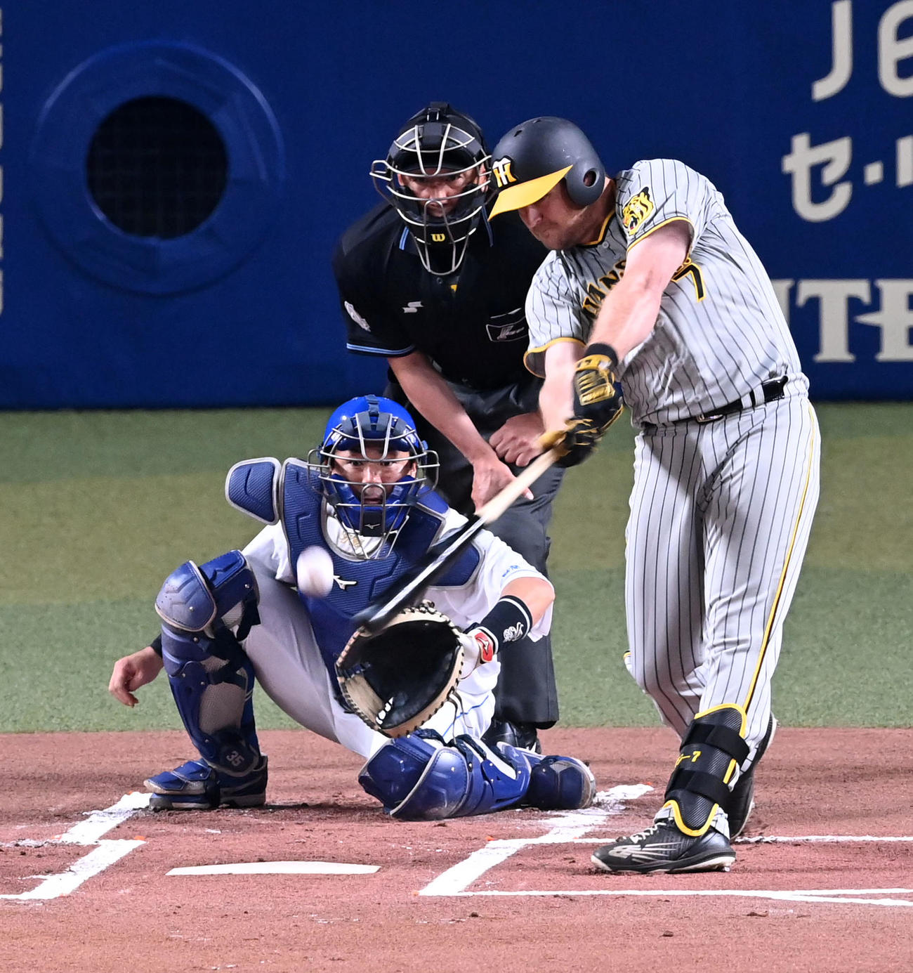 中日対阪神　1回表阪神1死二塁、ノイジーは二塁内野安打を放つ（撮影・前岡正明）