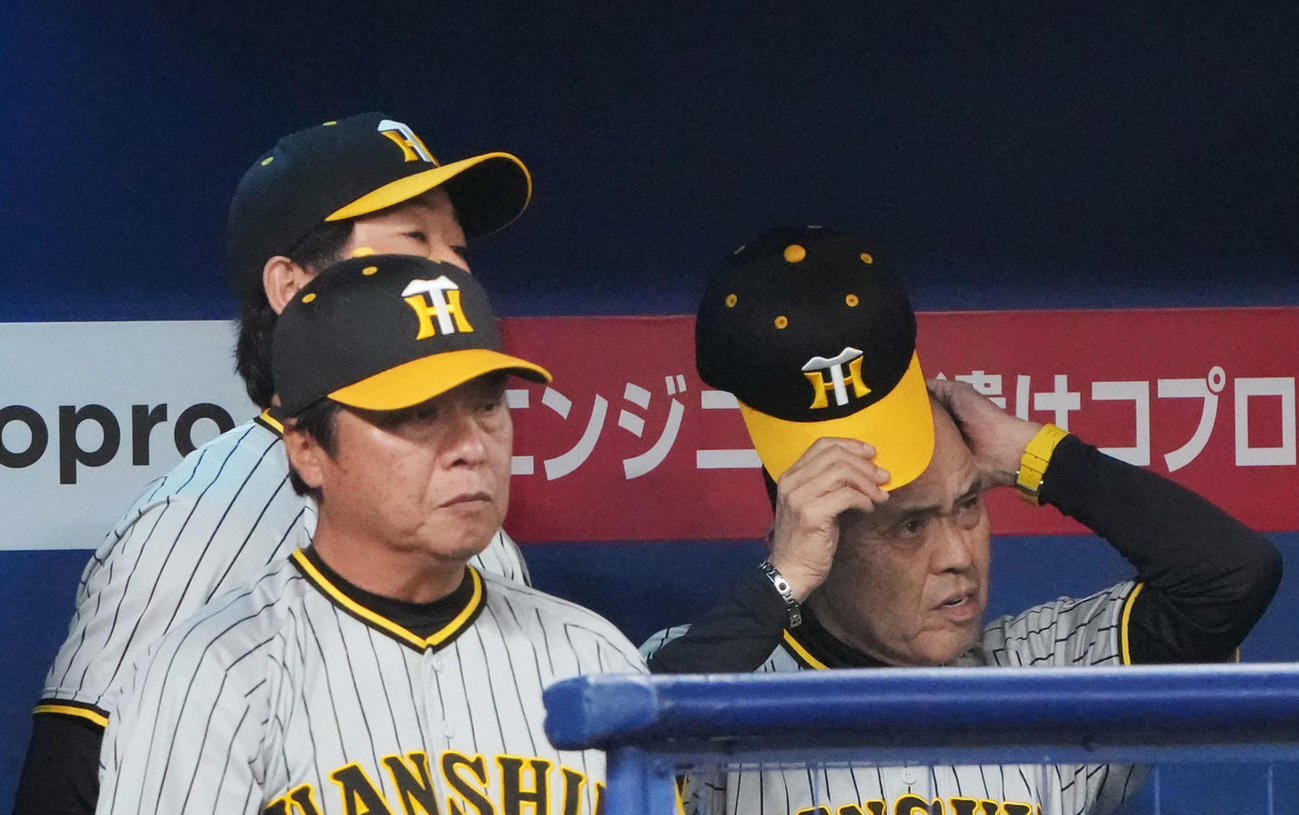 中日対阪神　5回裏、ベンチで険しい表情の岡田監督（右）ら（撮影・森本幸一）