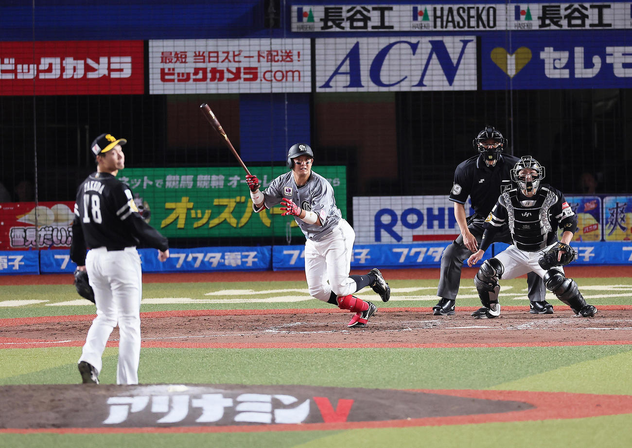 ロッテ対ソフトバンク　4回裏ロッテ2死一、二塁、佐藤都は2点適時三塁打を放つ。投手武田、捕手甲斐（撮影・足立雅史）