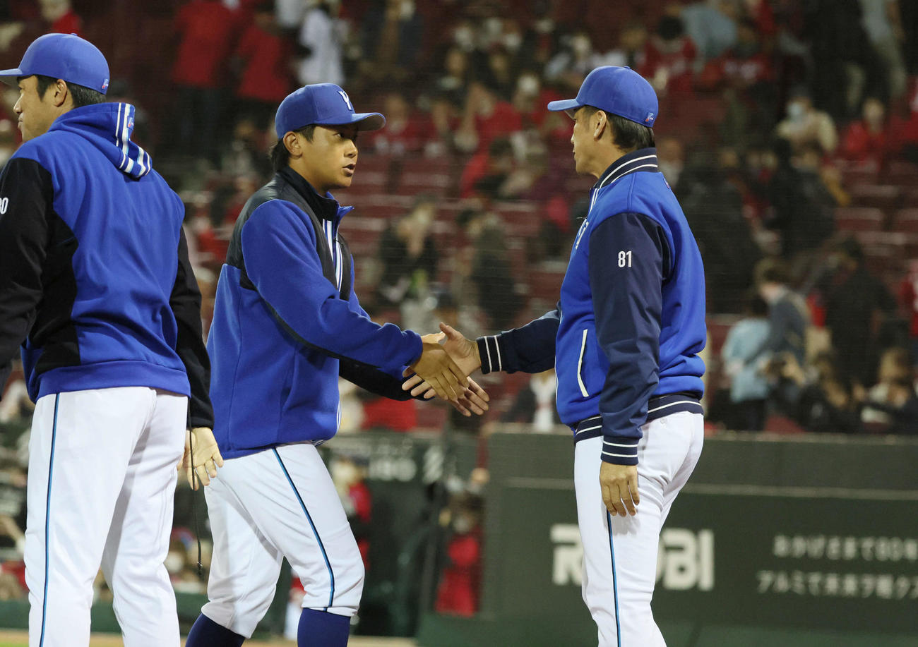 広島対DeNA 8回無失点で今季初勝利を挙げた今永（左）を迎える三浦監督（撮影・加藤孝規）