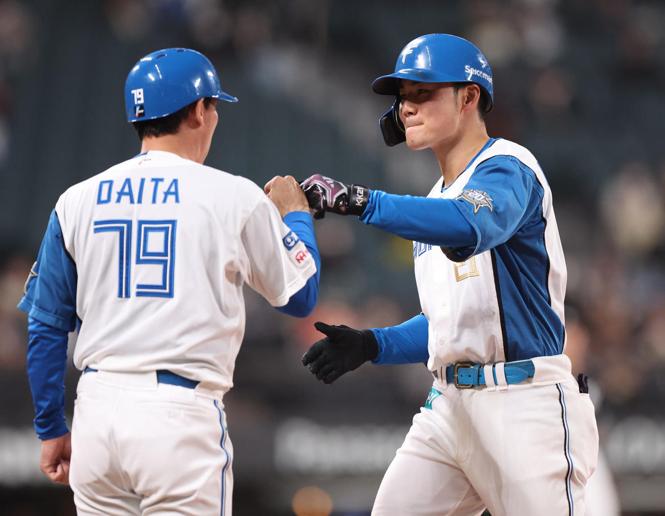 安打を放ち代田コーチとタッチする日本ハム清宮（4月19日撮影）