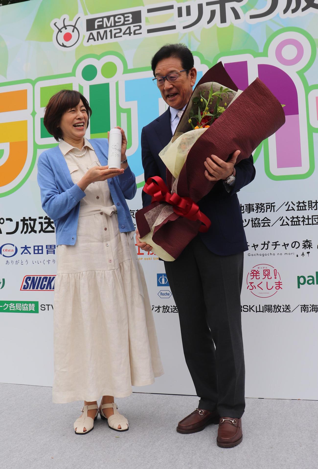 ニッポン放送の「八木亜希子　LOVE＆MELODY」公開生放送に出演した侍ジャパン栗山監督（右）とフリーアナウンサー八木亜希子（撮影・古川真弥）