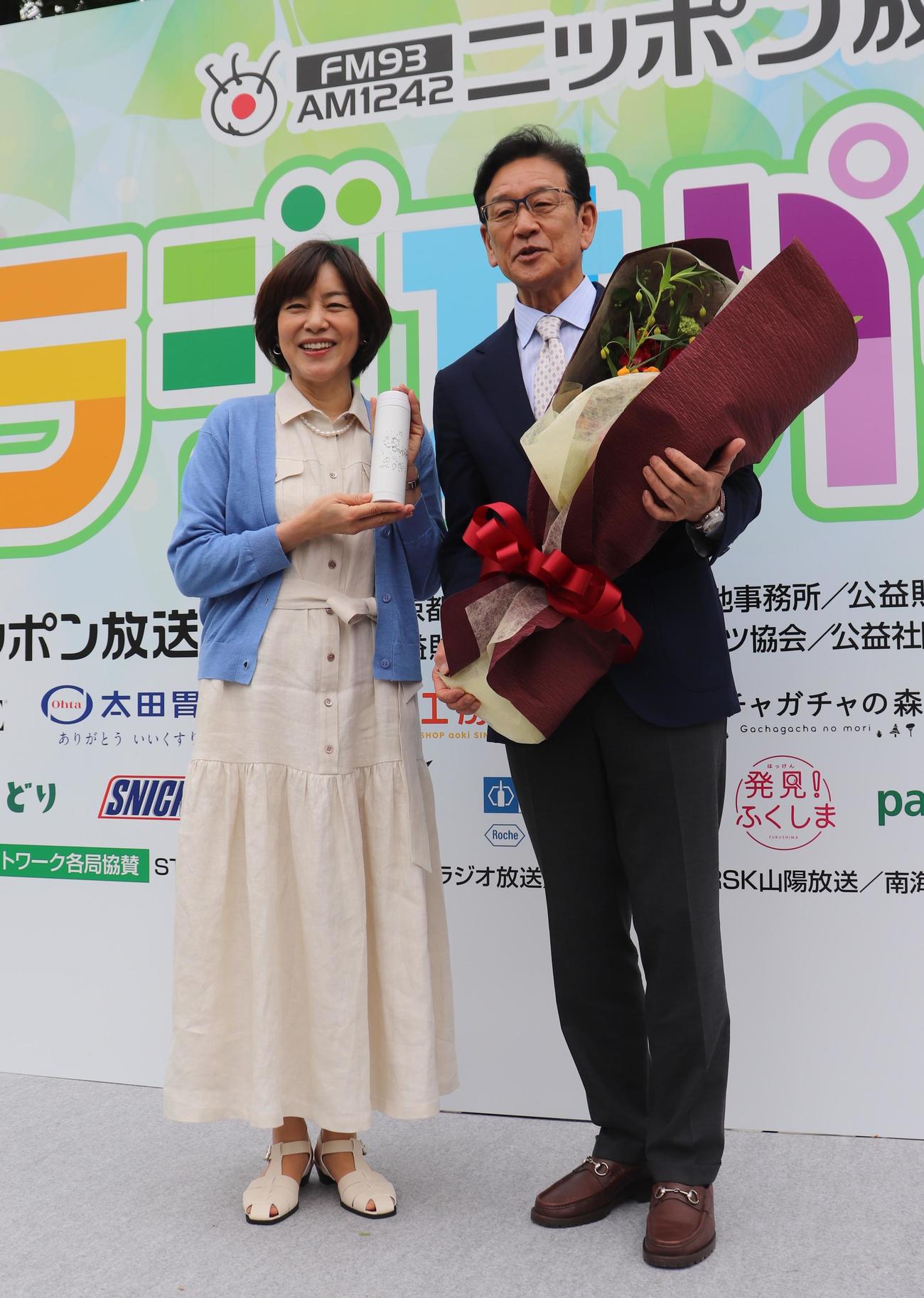ニッポン放送の「八木亜希子　LOVE＆MELODY」公開生放送に出演した侍ジャパン栗山監督（右）とフリーアナウンサー八木亜希子（撮影・古川真弥）