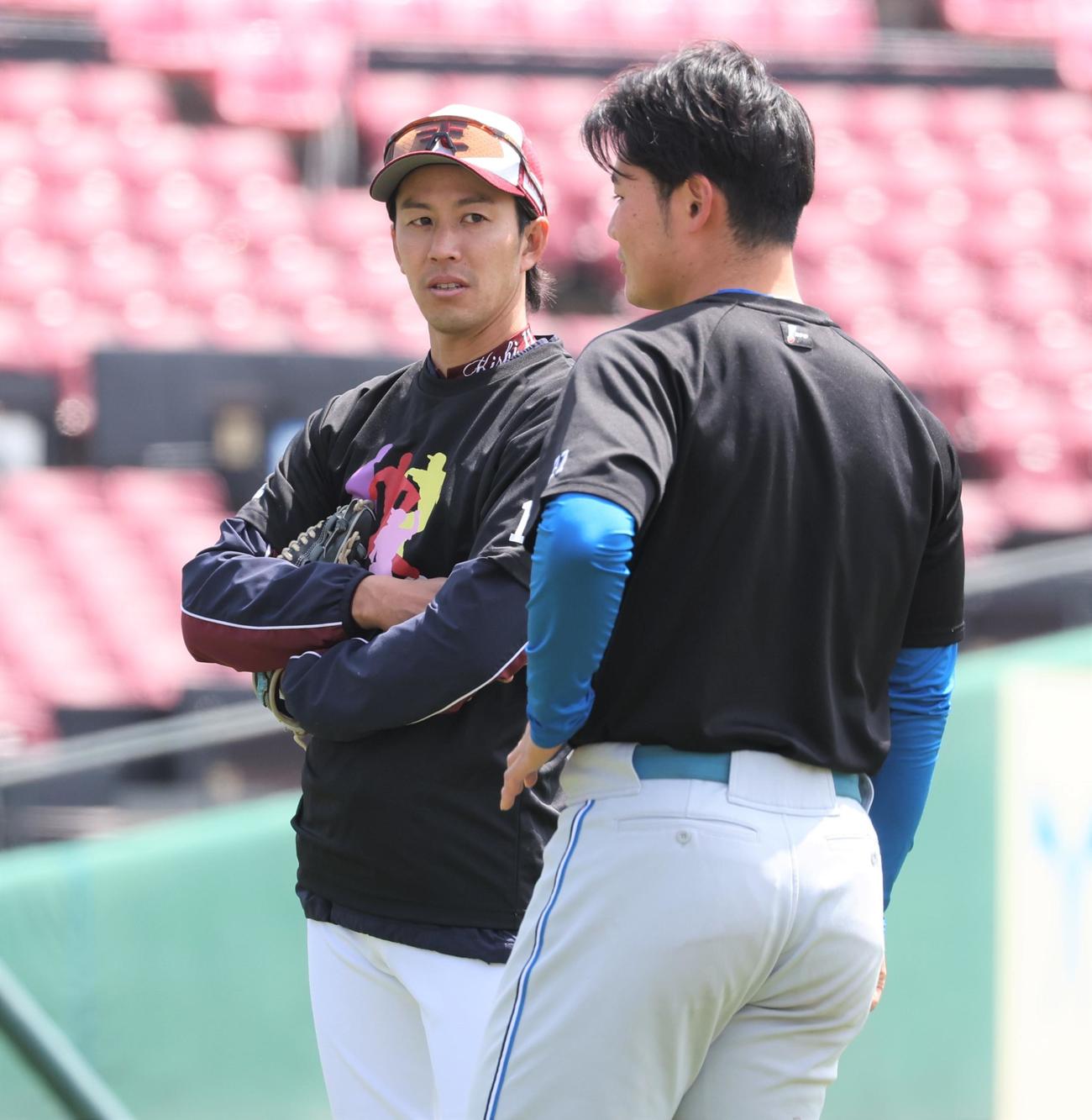楽天対日本ハム　試合前練習中、清宮と話す岸（撮影・黒川智章）