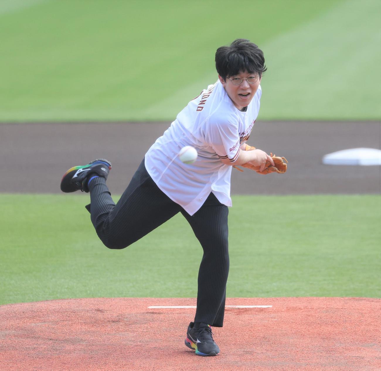 楽天対日本ハム　始球式を務めた声優の小野友樹（撮影・黒川智章）