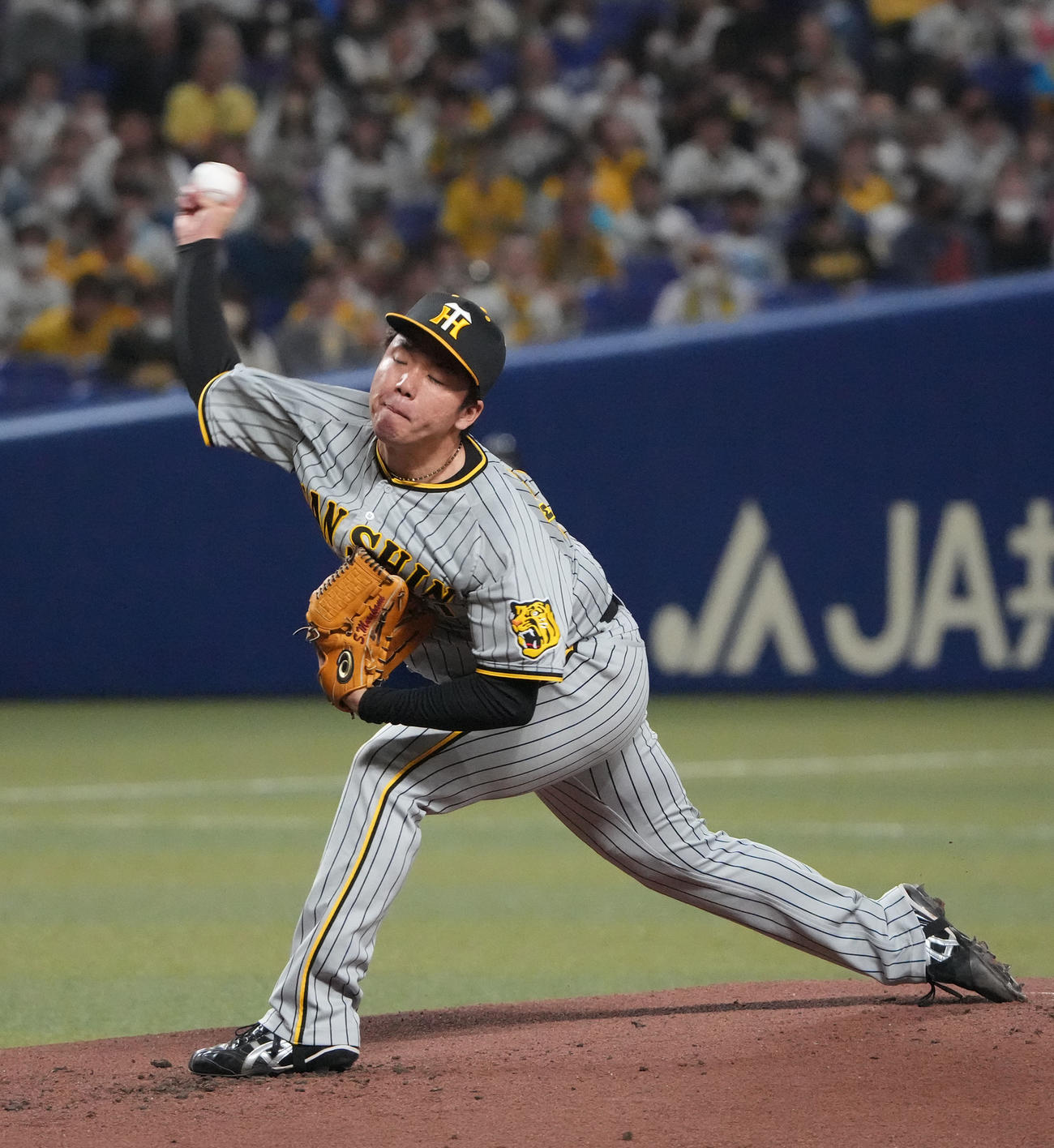 中日対阪神　1回裏、登板する阪神先発の村上（撮影・森本幸一）