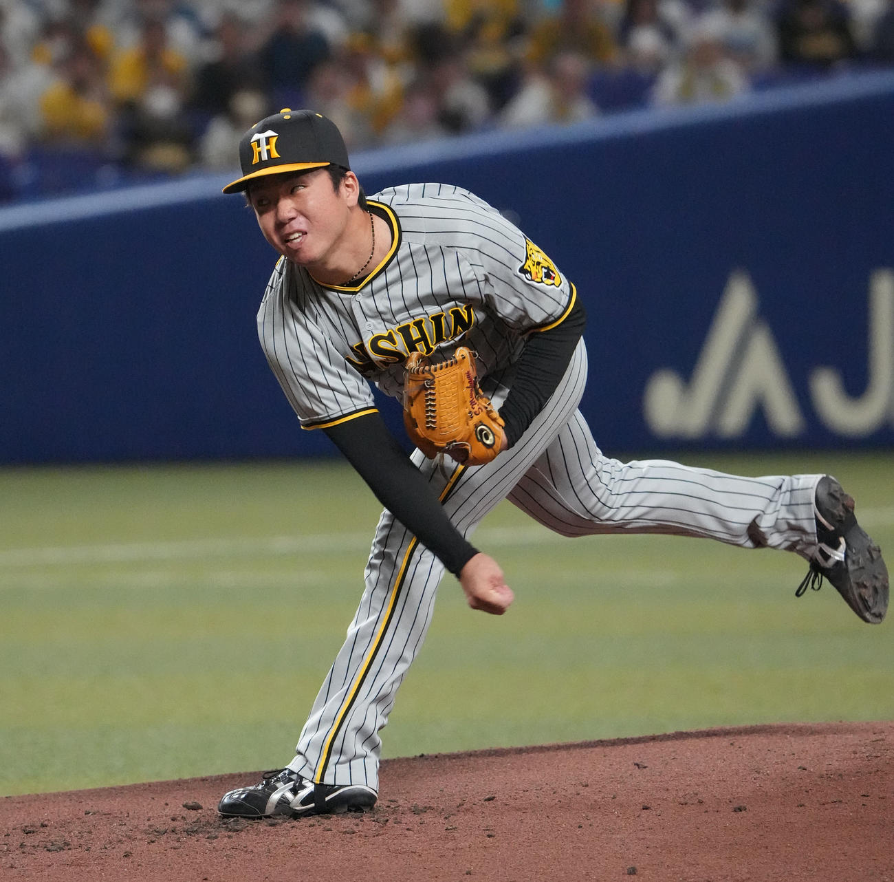 中日対阪神　1回裏、登板する阪神先発の村上（撮影・森本幸一）