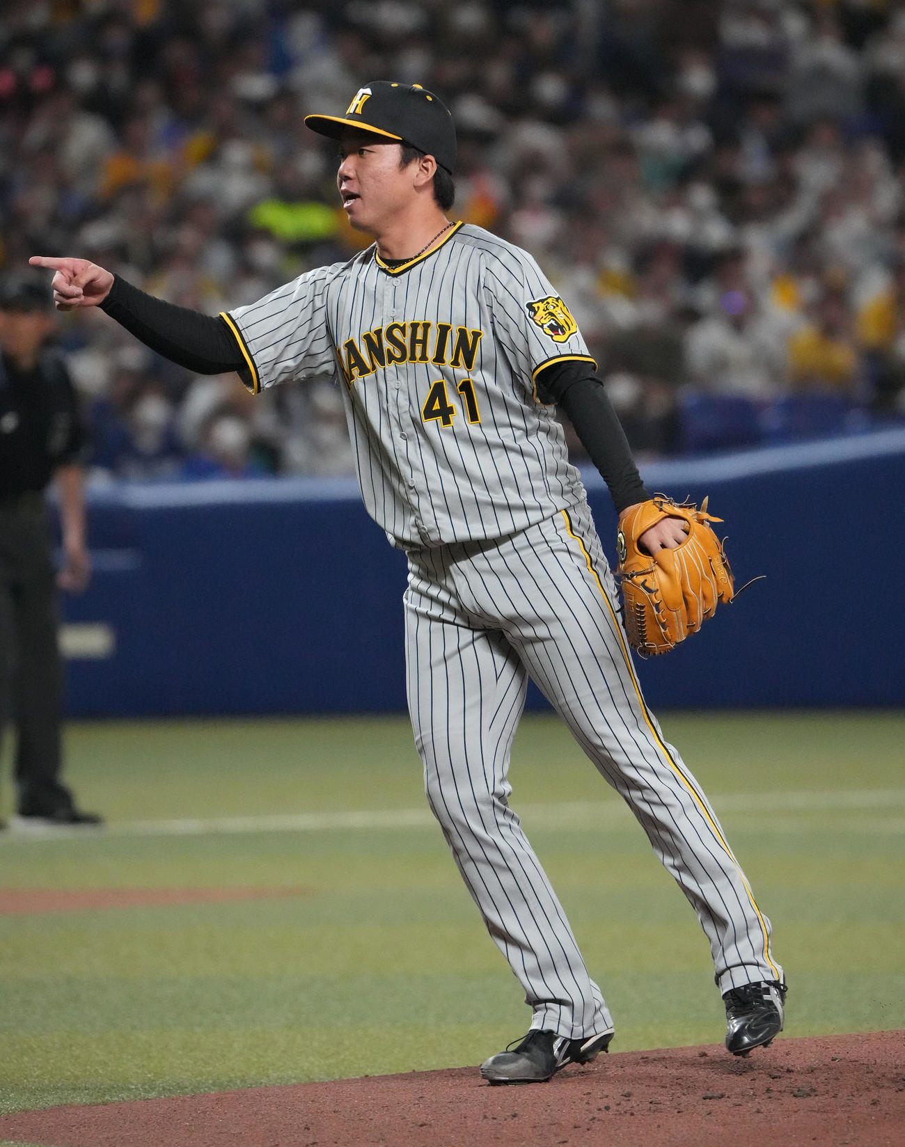 中日対阪神　1回裏中日2死、ソイロ・アルモンテのスイングをアピールする村上頌樹（撮影・森本幸一）
