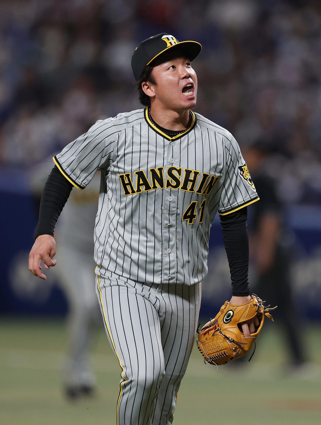 中日対阪神　2回を投げ終えベンチへ戻る阪神村上（撮影・前田充）