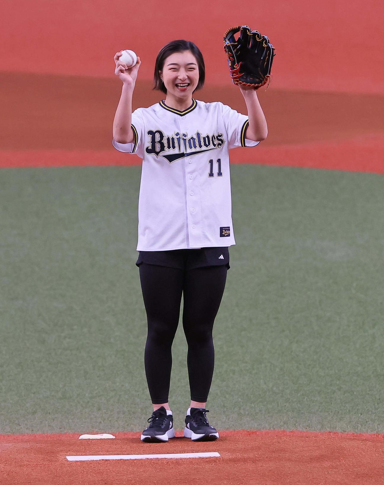 オリックス対西武　特別始球式を務めるフィギュア女子の坂本（撮影・上田博志）