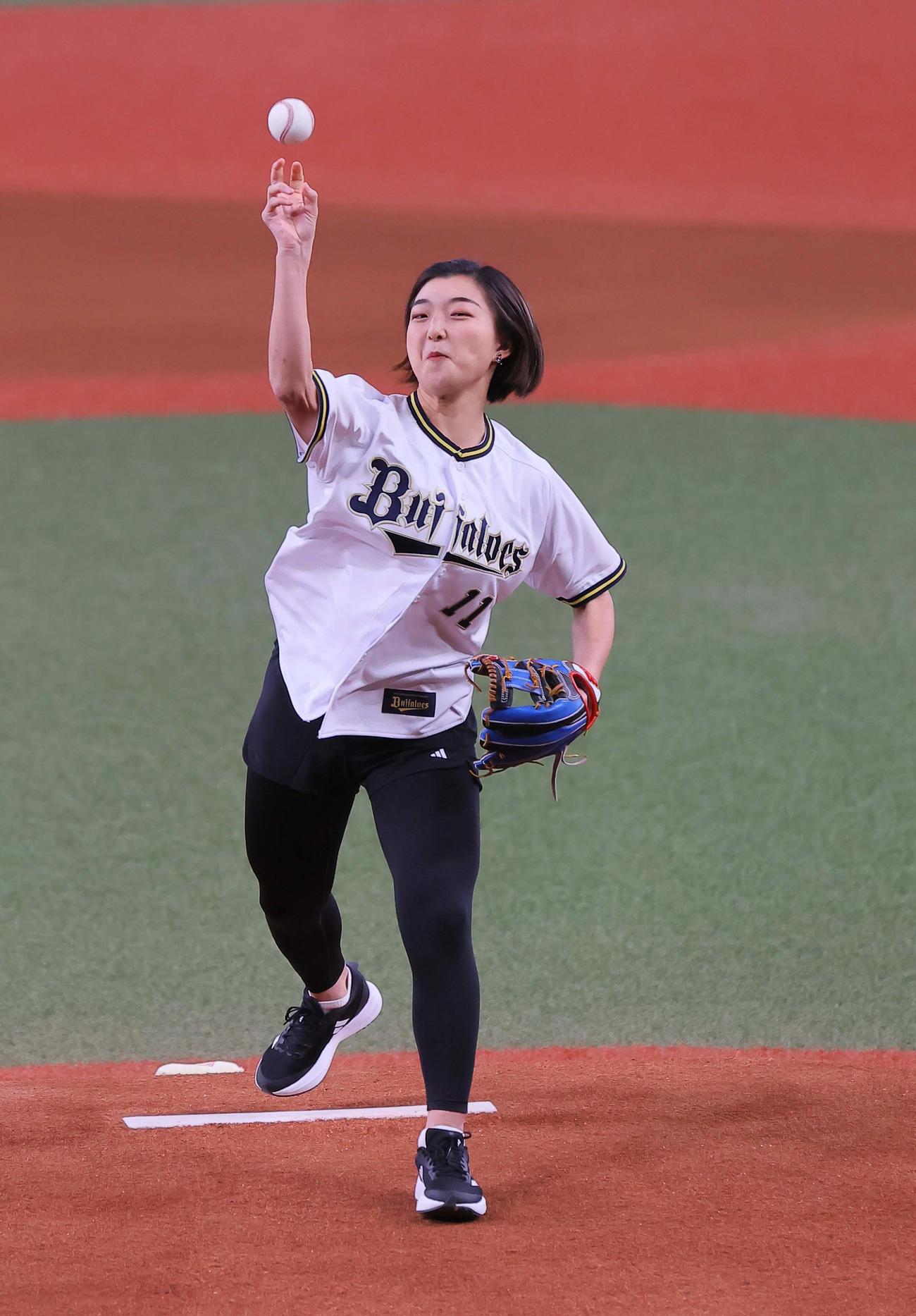 オリックス対西武　特別始球式を務めるフィギュア女子の坂本（撮影・上田博志）