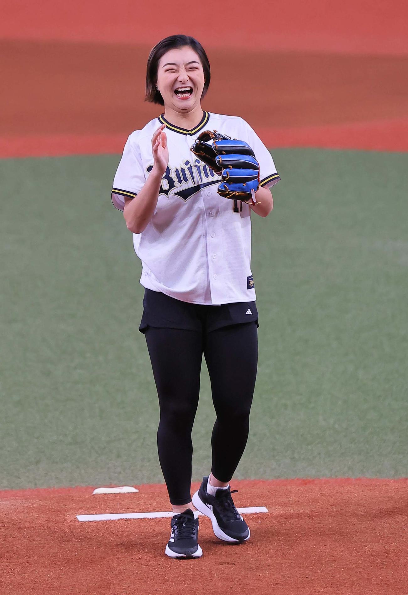 オリックス対西武　特別始球式を務めるフィギュア女子の坂本（撮影・上田博志）