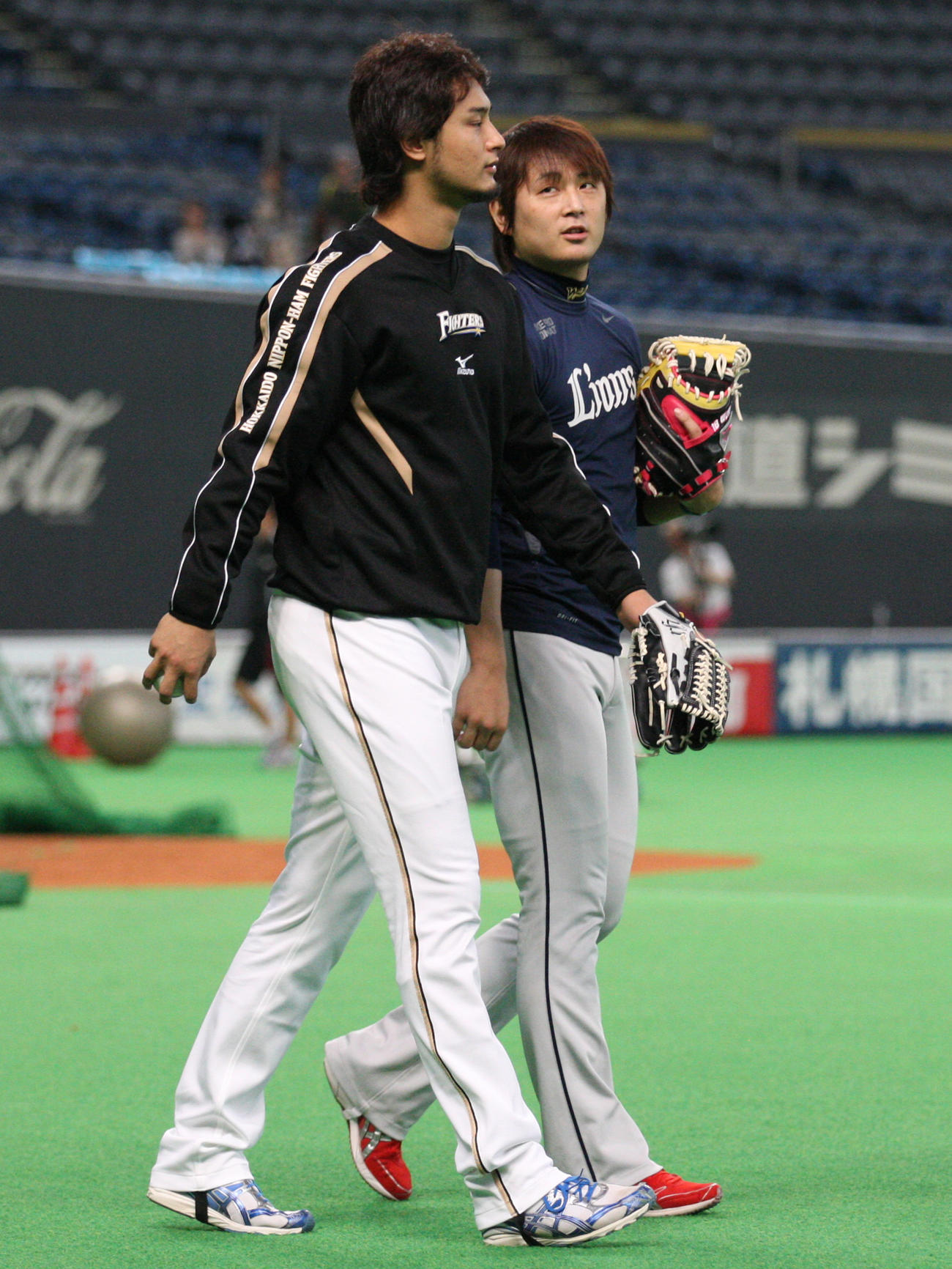 試合前、日本ハム・ダルビッシュ（左）と話し込む西武涌井（2011年10月8日撮影）