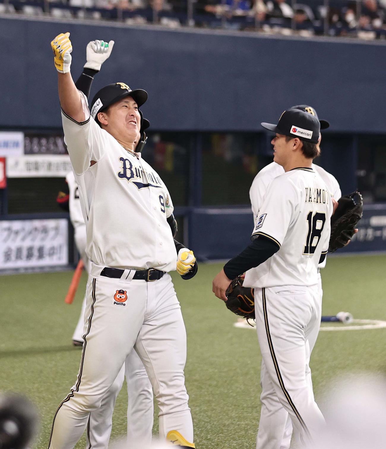 オリックス対西武　4回裏オリックス2死二塁、左越えに先制2点本塁打を放った杉本（左）は先発山本の前で昇天ポーズを決める（撮影・上田博志）