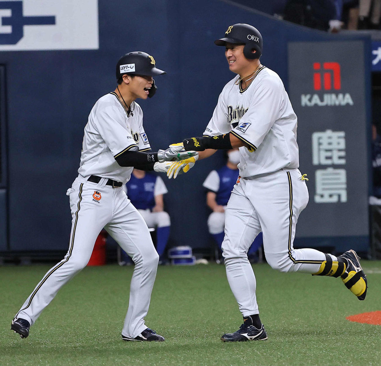 オリックス対西武　4回裏オリックス2死二塁、左越えに先制2点本塁打を放った杉本（右）は出迎えた中川圭と笑顔を見せる（撮影・上田博志）