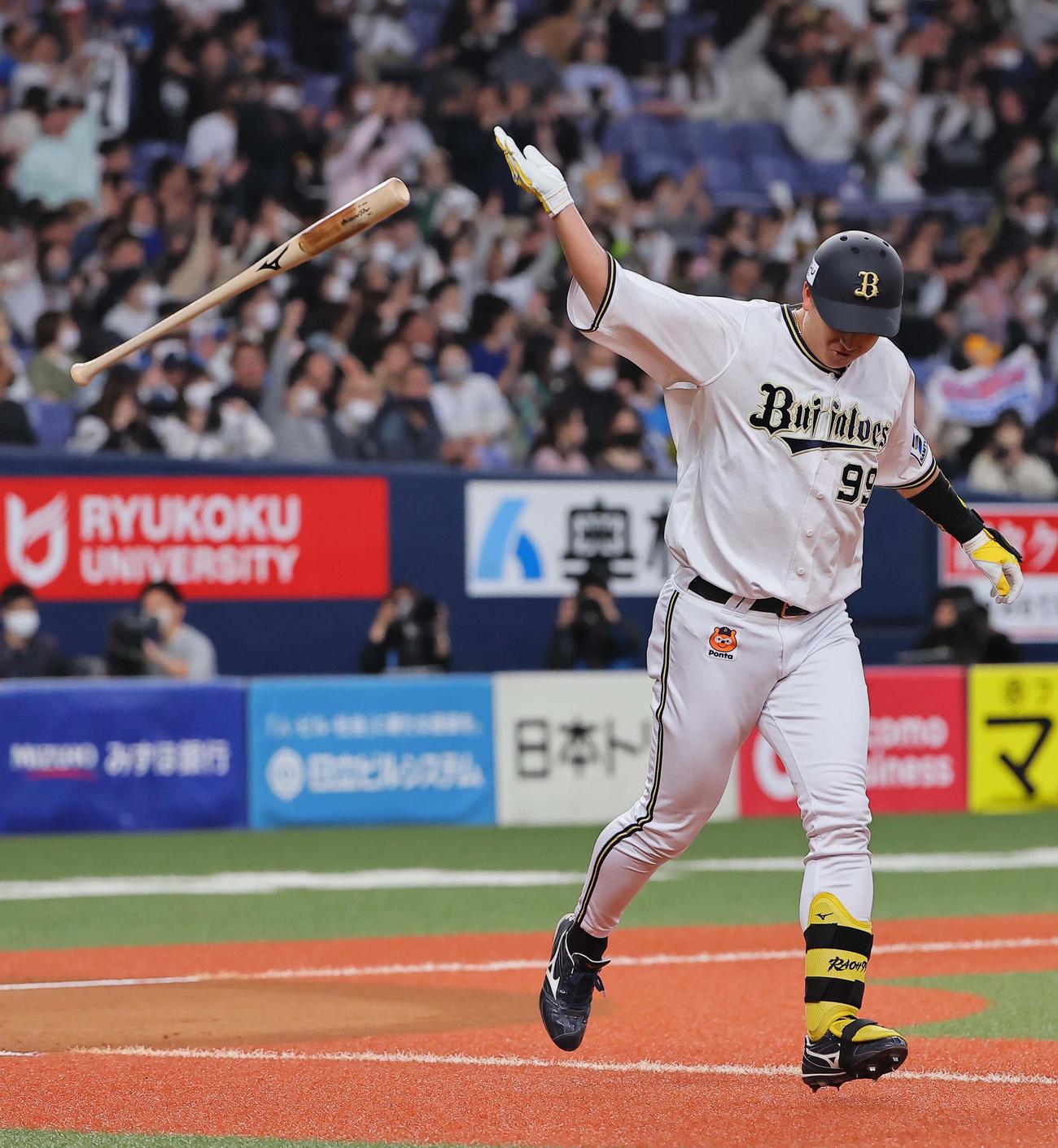 オリックス対西武　4回裏オリックス2死二塁、左越えに先制2点本塁打を放った杉本は高々とバットを投げる（撮影・上田博志）